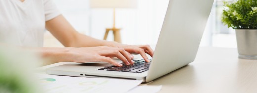Person arbeitet an einem Laptop