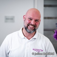 Profilbild eines freundlich lächelnden medizinischen Mitarbeiters