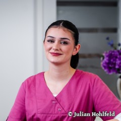 Profilbild einer freundlich lächelnden medizinischen Mitarbeiterin